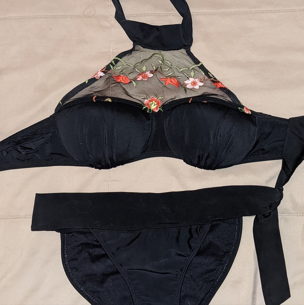 Gorgeous Bikini With 2 Separate Matching Bottoms. - image 1